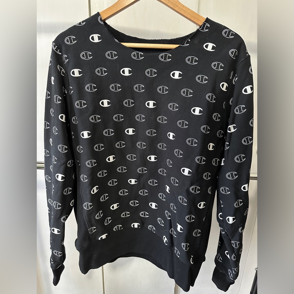Champion sweatshirt with open neckline.